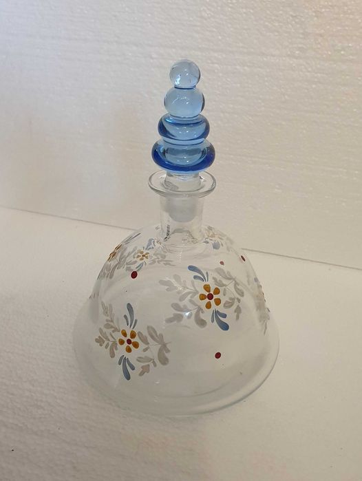 Bela Garrafa em vidro antigo com tema floral, pintada à mão