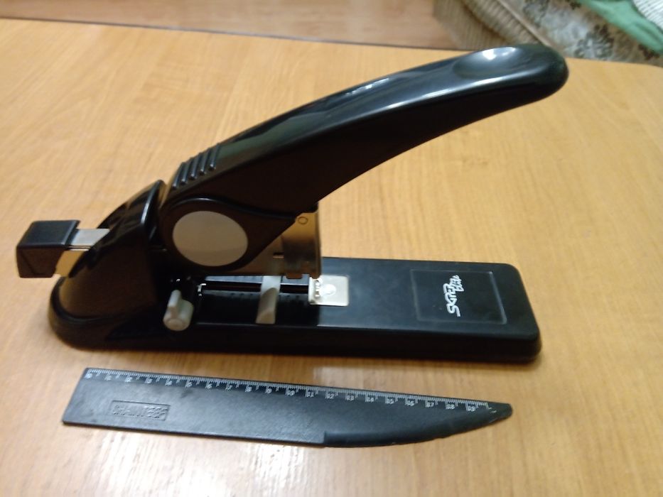 Степлери великі , нові ..