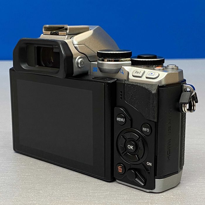 Olympus OM-D E-M10 (Corpo) - 16.1MP