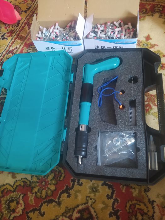 Пістолет монтажний з цвяхами