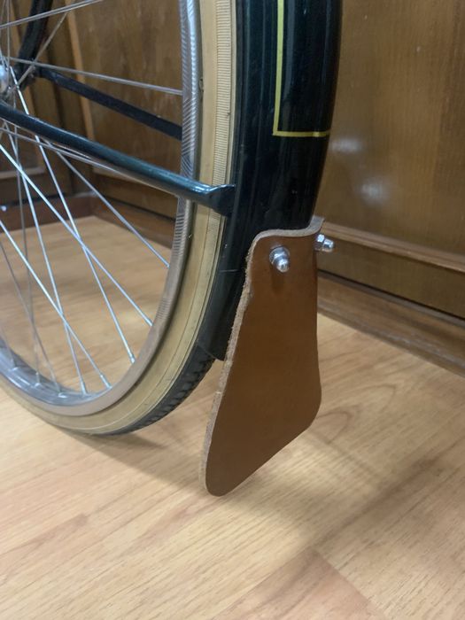Bicicleta RALEIGH anos 50 restaurada ao pormenor.
