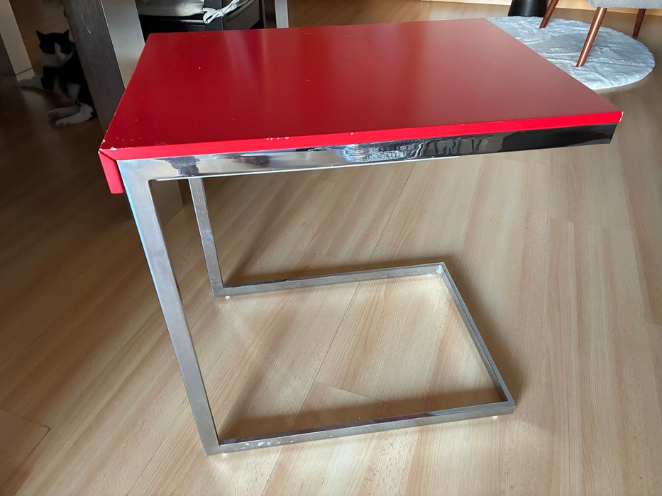 Mesa de apoio vermelha