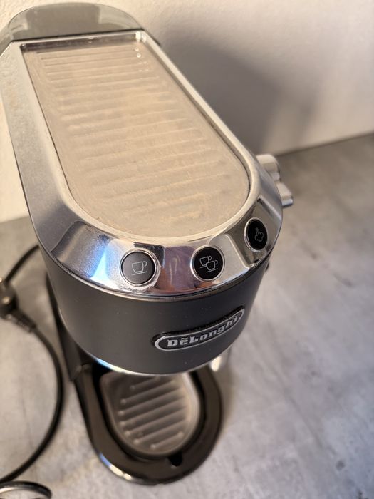 Ekspres do kawy kolbowy ciśnieniowy DeLonghi Dedica Style