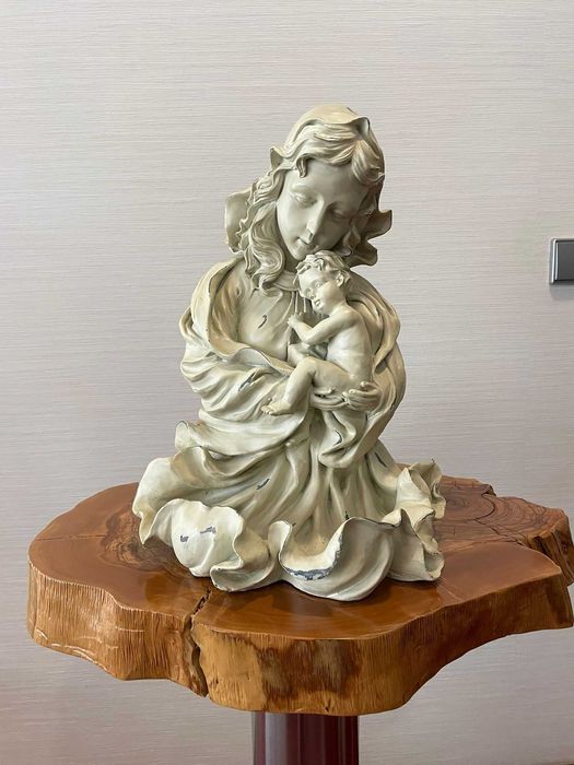 Estátua de Nossa Senhora com o Menino