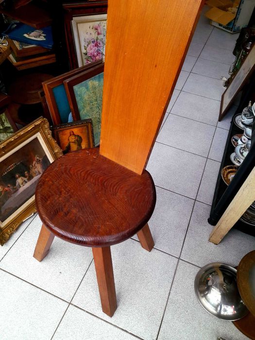 Cadeira antiga de madeira
