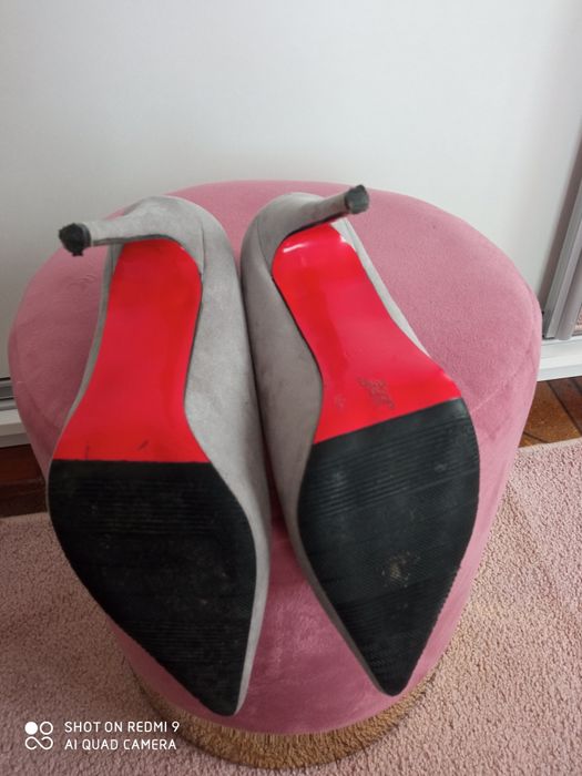 Siwe szpilki z czerwoną podeszwą