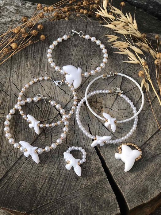 Чокер з горлицею , пташкою на основі .