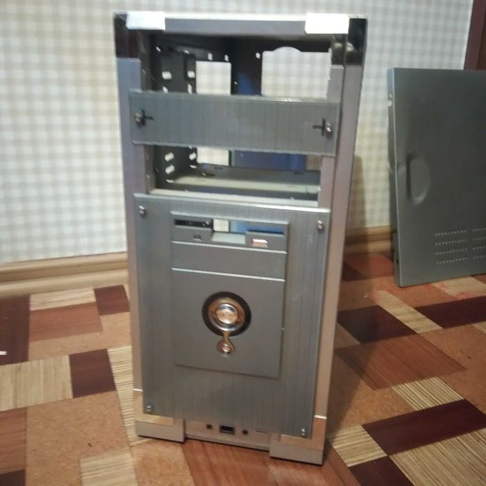 Корпус комп'ютера з кнопками і кабелями