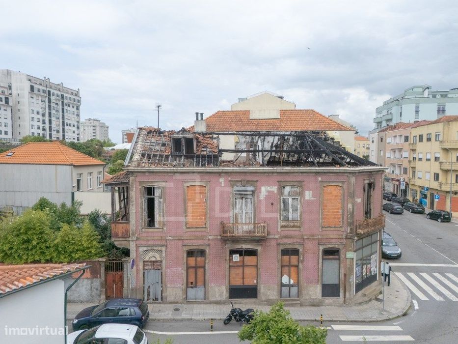 Prédio no centro do Porto com projeto para 20 unidades