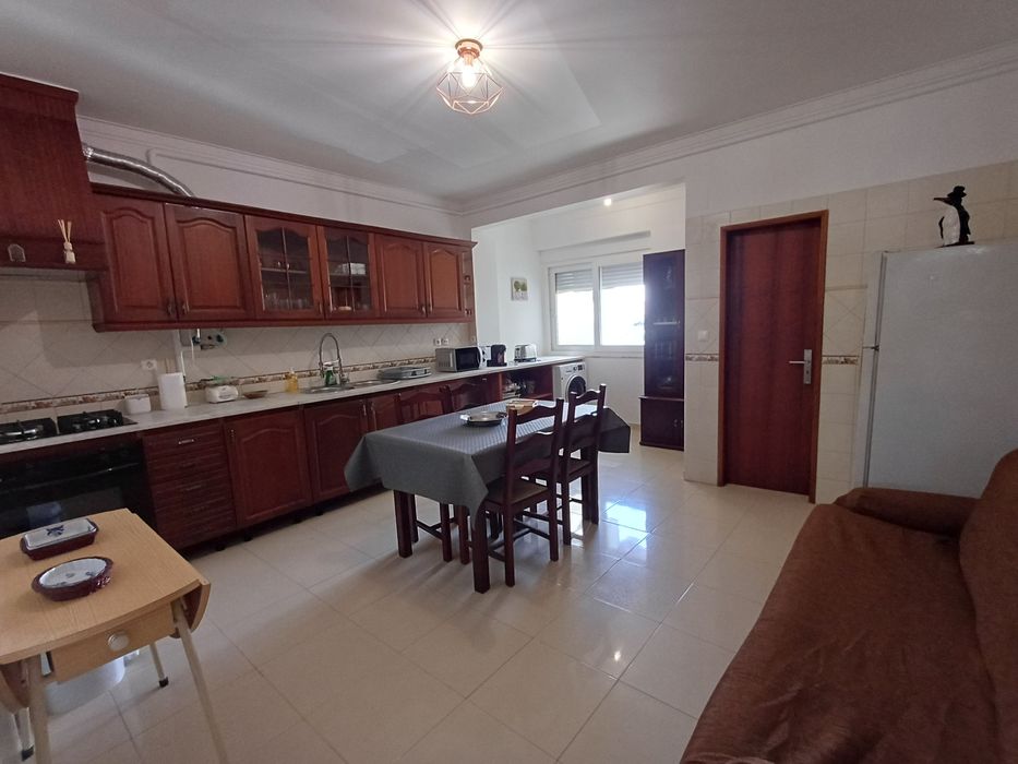 ALUGO QUARTO com Varanda - Moita