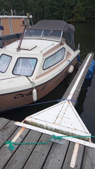 Łódź kabinowa z silnikiem