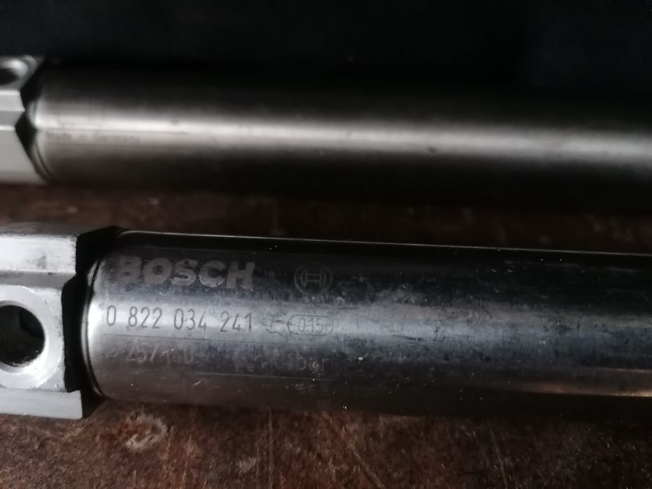 Siłowniki pneumatyczne Bosch.