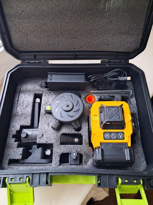 Лазерний рівень 4d в кейсі лазерный уровень