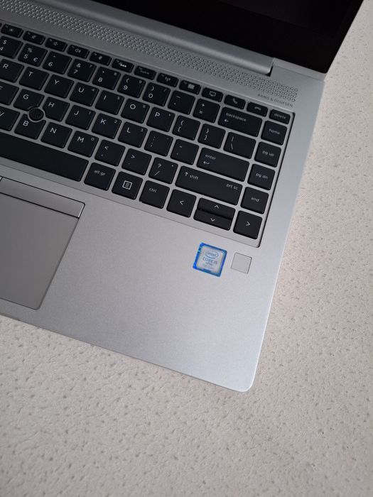 Laptop HP srebrny