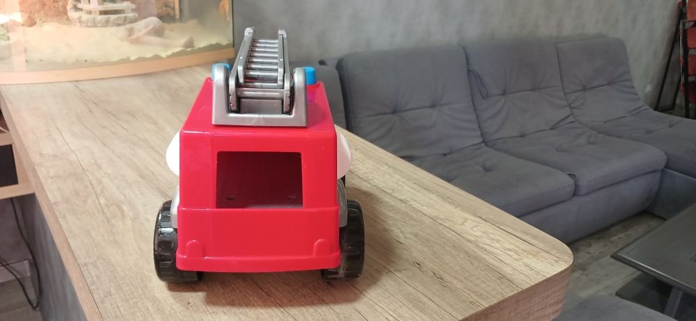 Велика іграшкова пожарна машина