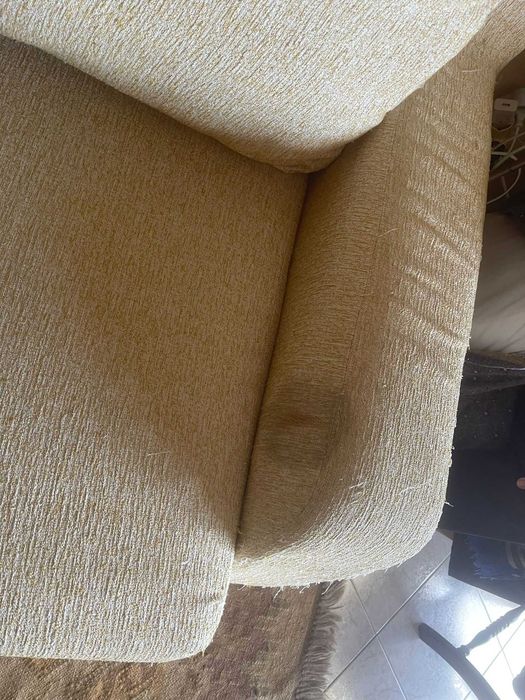 Sofá cama de dois lugares, bem confortável.