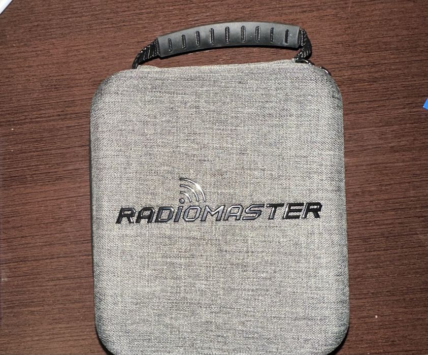 новий пульт Radiomaster tx12 elrs в кейсі