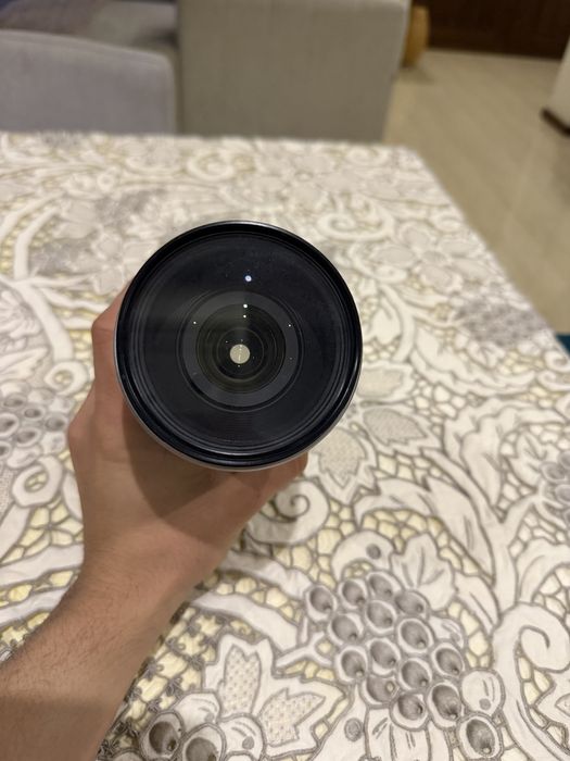 Canon EF 28-300mm f/3.5-5.6L IS USM.