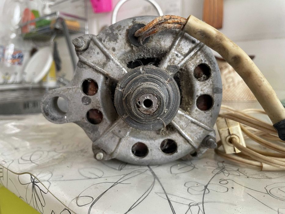 Электродвигатель от стиральной машины АВЕ 071-4С 220В 1350 об/мин.