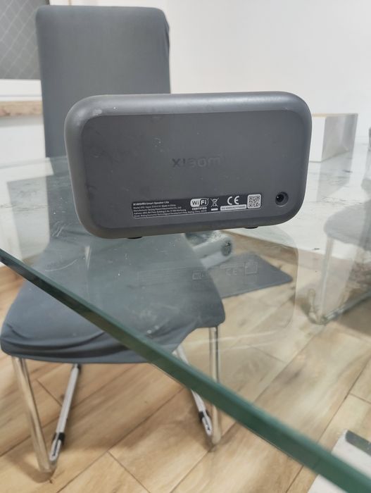 Caixa de som Xiaomi Smart Speaker Lite e mesa de ferro