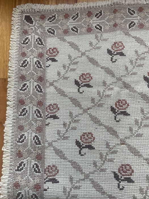 Tapete Arraiolos em ponto fino, com medidas de 1,40mX0,75m