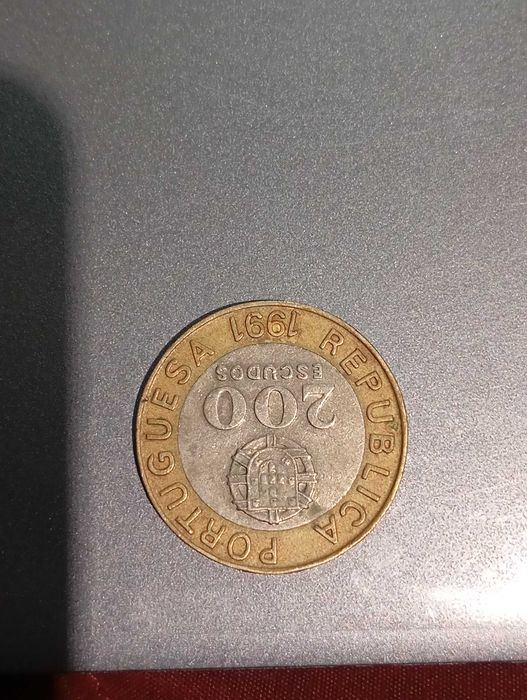 Moeda de 200 escudos com eixo invertido