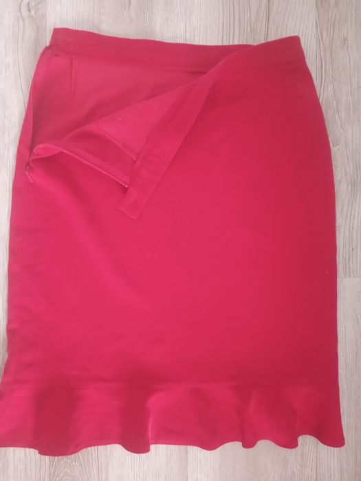 Czerwona spódnica z falbanką, rozmiar 38