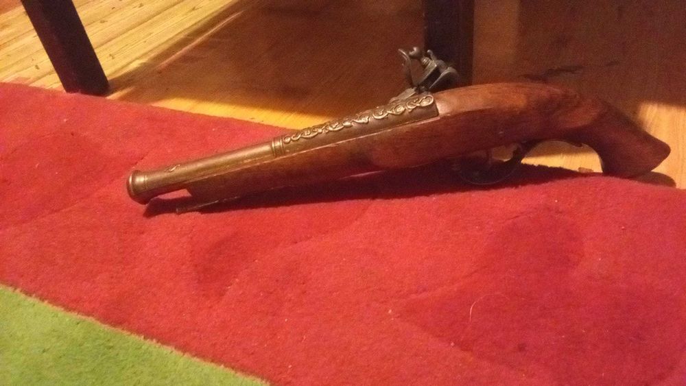 Réplica de pistola pederneira do século XIII