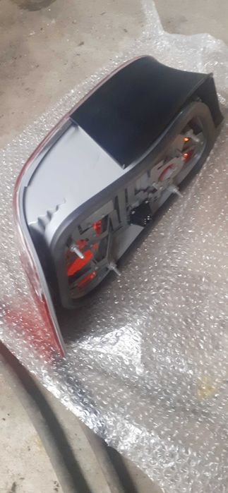 Vendo 2 farolins traseiros para carro