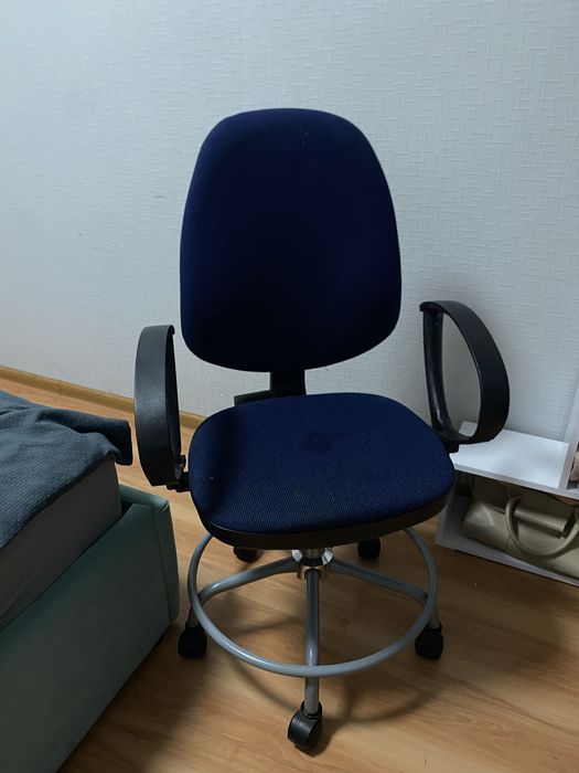 Крісло темно синє на колесах для офісу