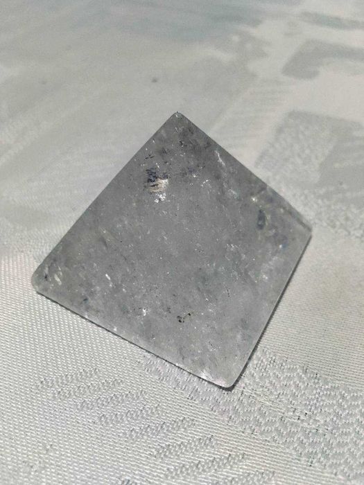 Пирамида из горного хрусталя / Піраміда з гірського кришталю