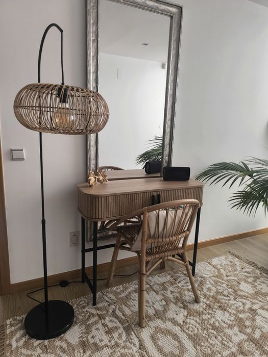 Mesa de all de  entrada com cadeira