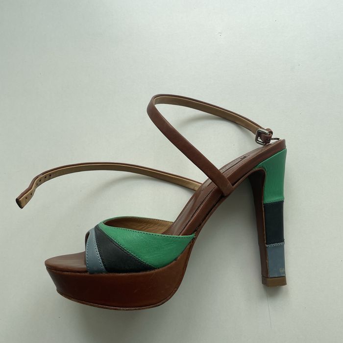 Sapatos abertos com tacão Uterqüe