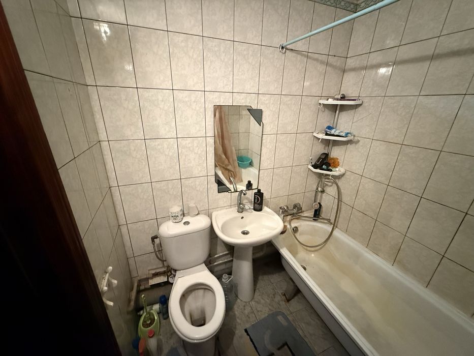 Однокімнатна. Косметичний стан. Не кутова. Цегла. Біля зупинки