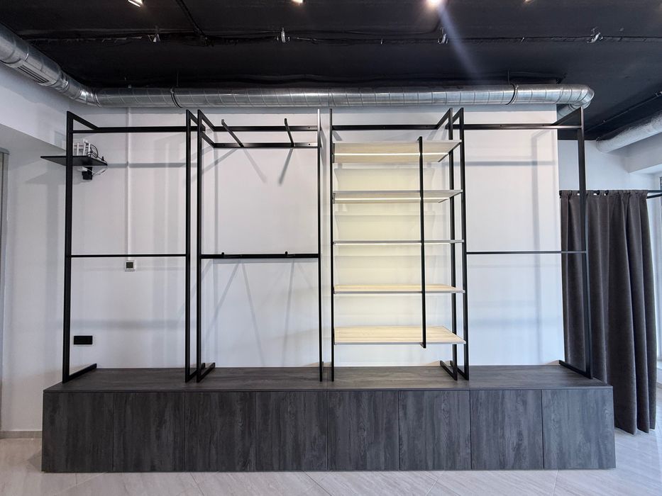 Пристінне торгівельне обладнання для магазину одягу Loft