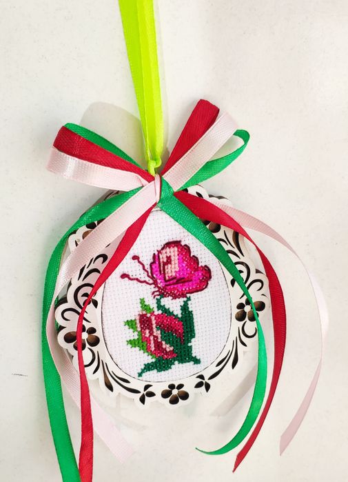 Підвіска пасхальна оздоблена вишивкою