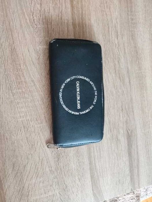 Portfel Calvin Klein czarny z białym napisem