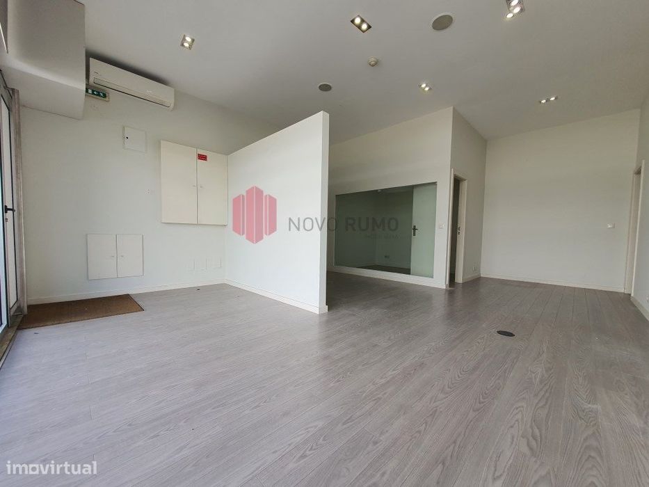 Loja com 50m2 no centro da Maia para comercio e serviços com ar con...