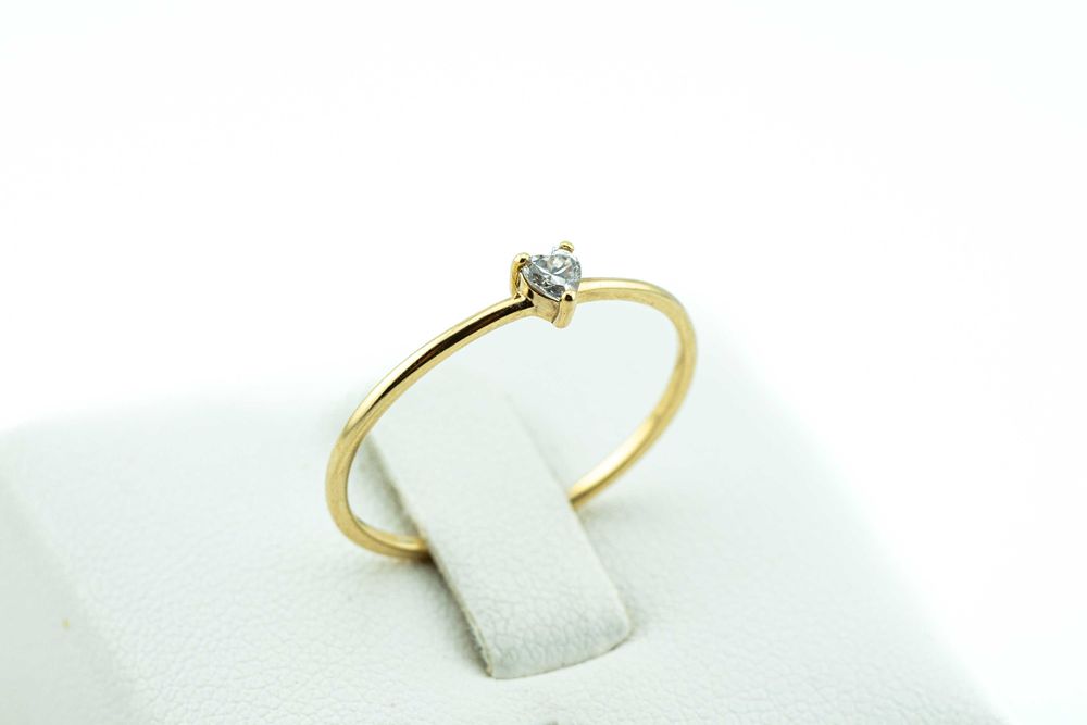 Uroczy złoty pierścionek z cyrkonią na walentynki pr333