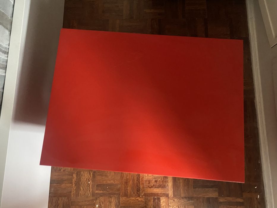 Movel com rodas vermelho