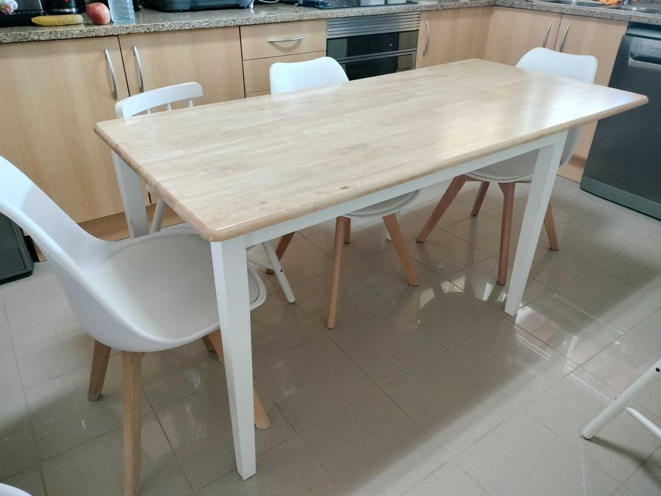 Mesa de cozinha tampo cor de madeira e pés brancos