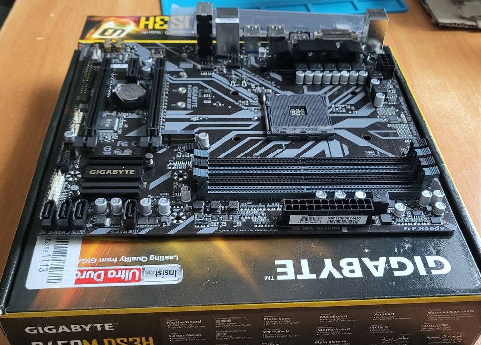 Материнська плата Gigabyte B450M DS3H у коробці