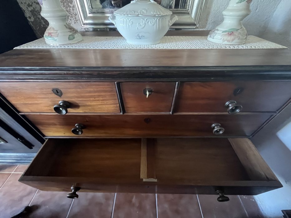 Cómoda Antiga Vinhática com Embutidos em Pau Santo