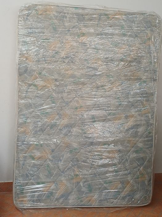 Cama usada com colchão e estrado
