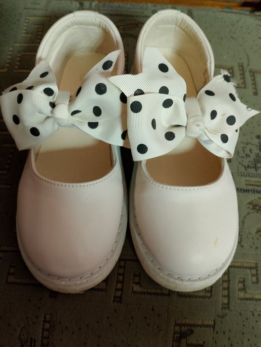 Туфлі для дівчинки.