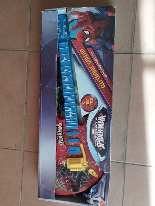 Guitarra Spiderman e labirinto granja