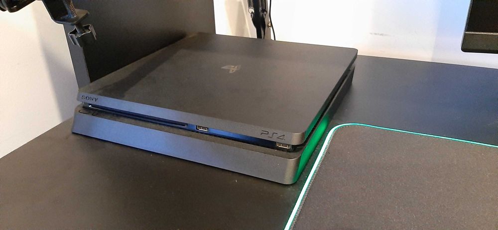 PS4 Slim 1TB com Comando + 9 Jogos