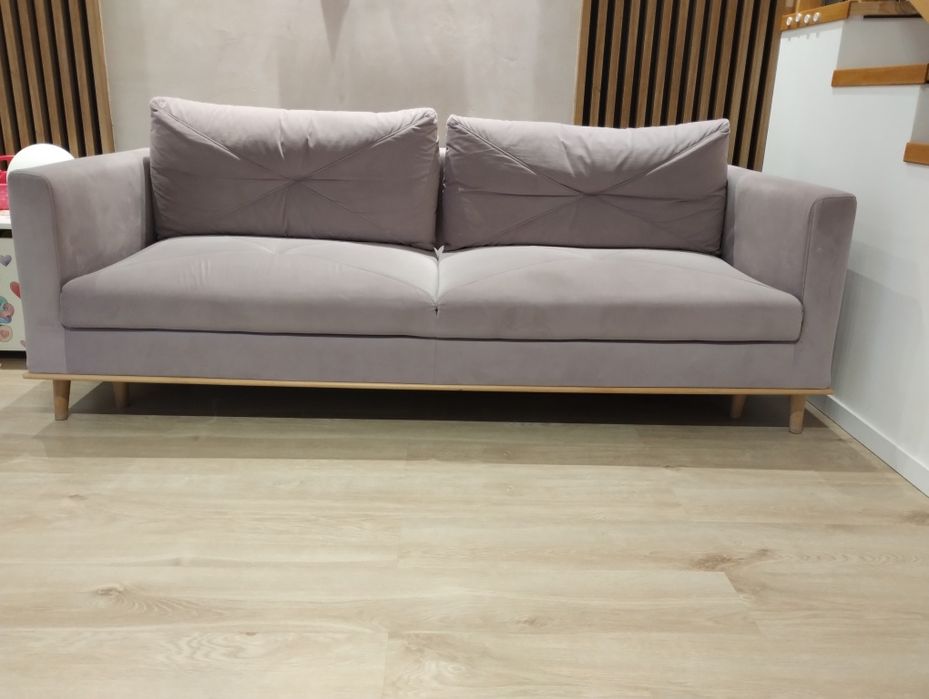 Sofa welurowa na drewnianych nóżkach