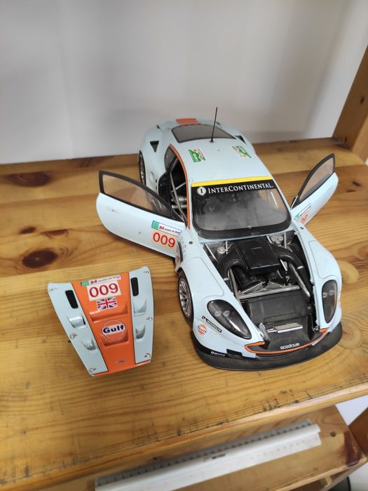 Metalowy Aston Martin DBR9 Gulf solidny model 1:18