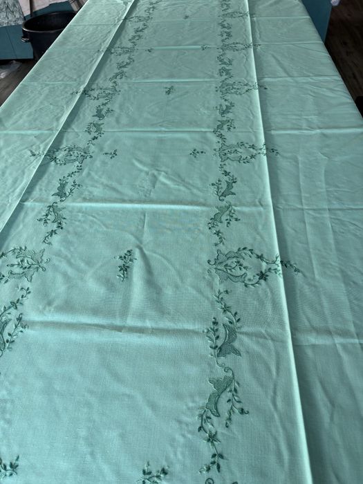 Toalha de mesa oval com bordado manual 330x155 e 12 guardanapos